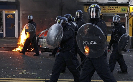 Polizisten in Riot Gear